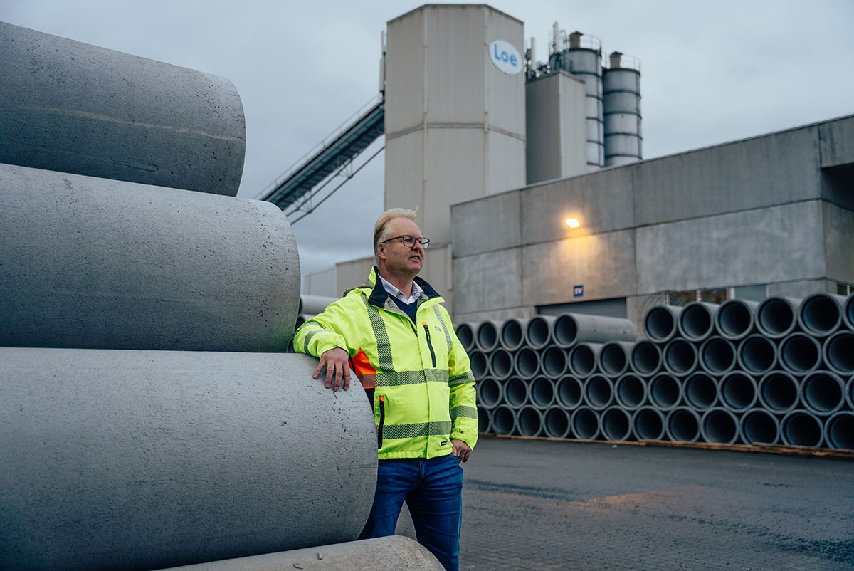 Lars Loe foran betongrør hos Loe Betong